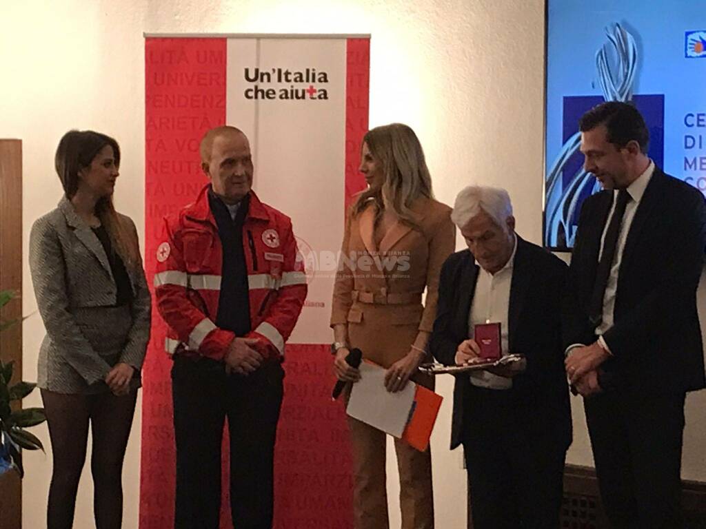 La Croce Rossa consegna la Medaglia d'Argento al merito a Cancro Primo Aiuto Onlus 