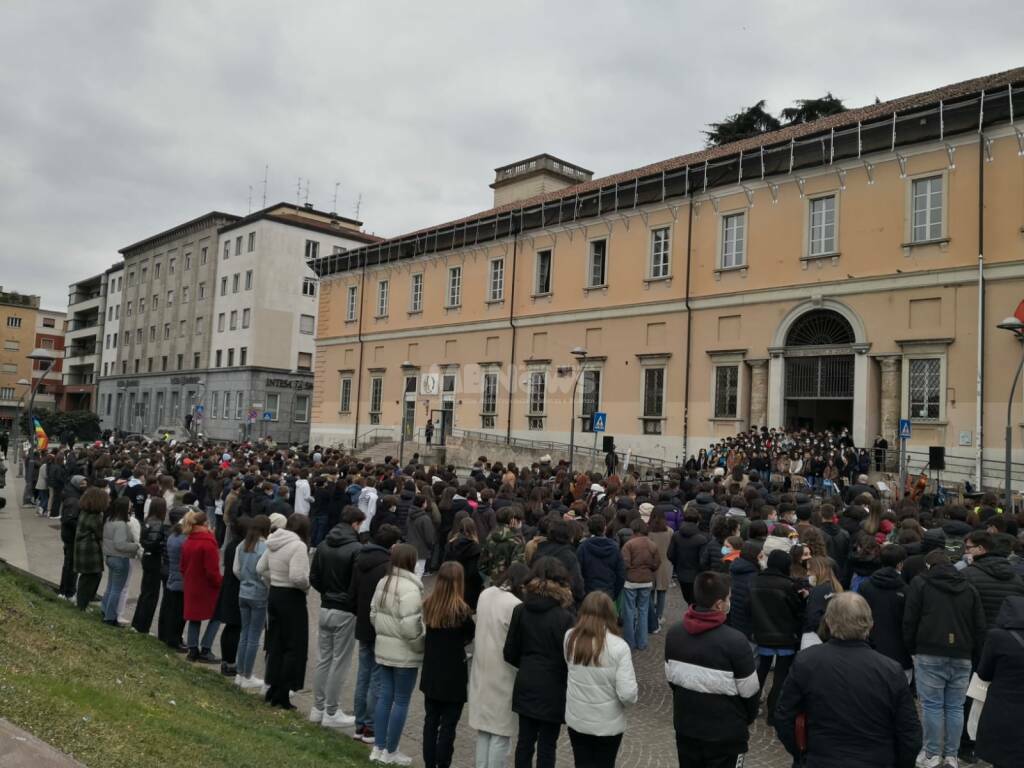 Liceo Zucchi Monza preghiera pace mb