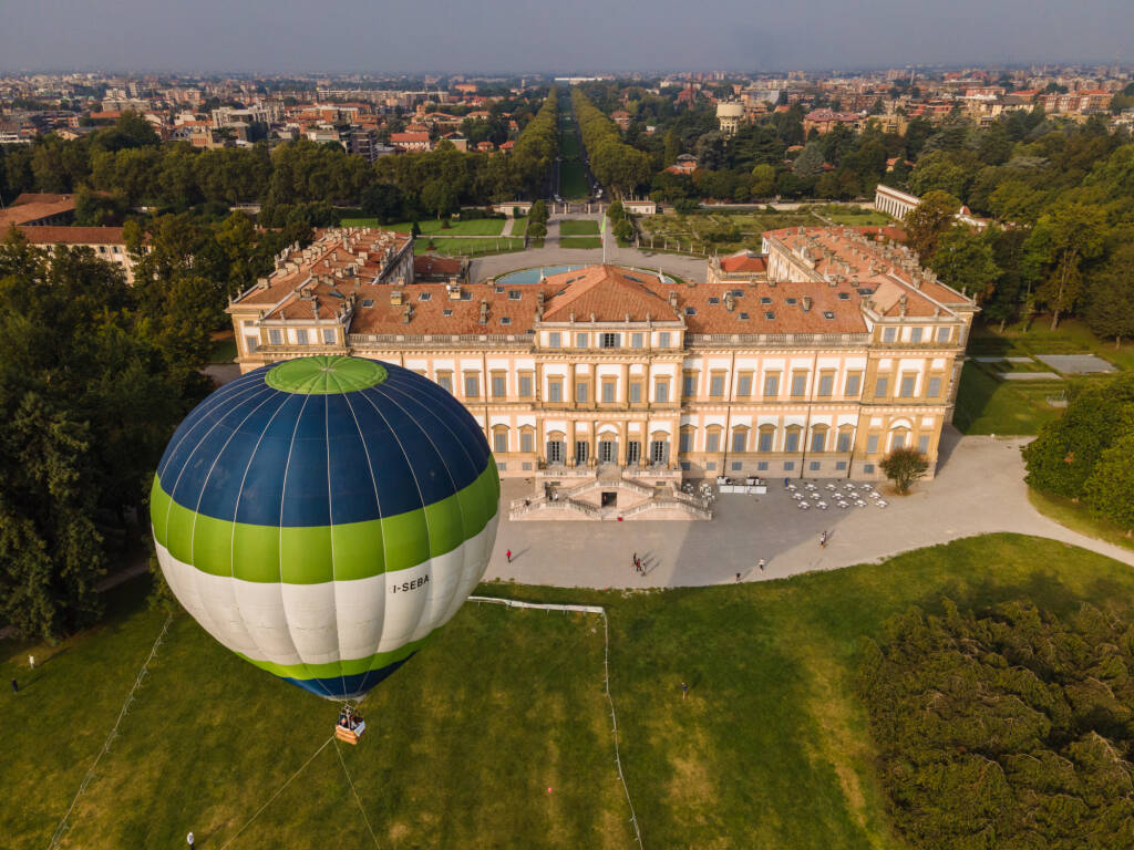 mongolfiere villa reale