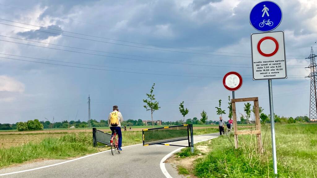 Vimercate via della Santa aperta alle auto cascina del Bruno Oreno