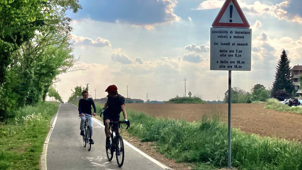 Vimercate via della Santa aperta alle auto cascina del Bruno Oreno