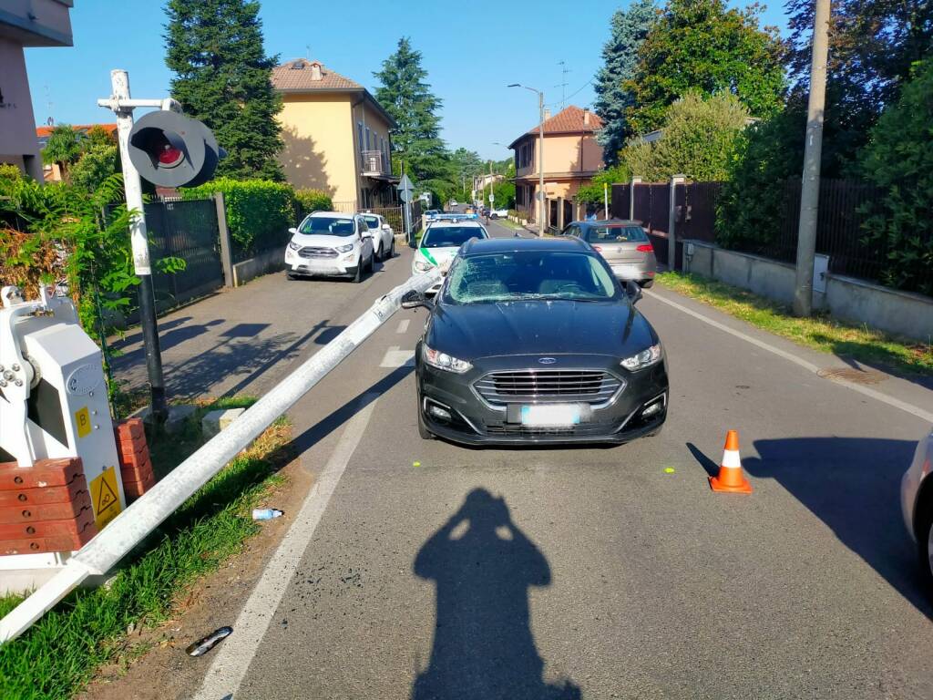 auto passaggio a livello villasanta