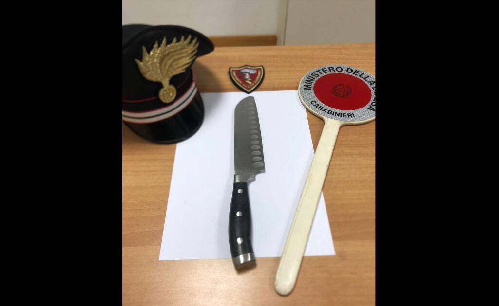 nova milanese coltello carabinieri