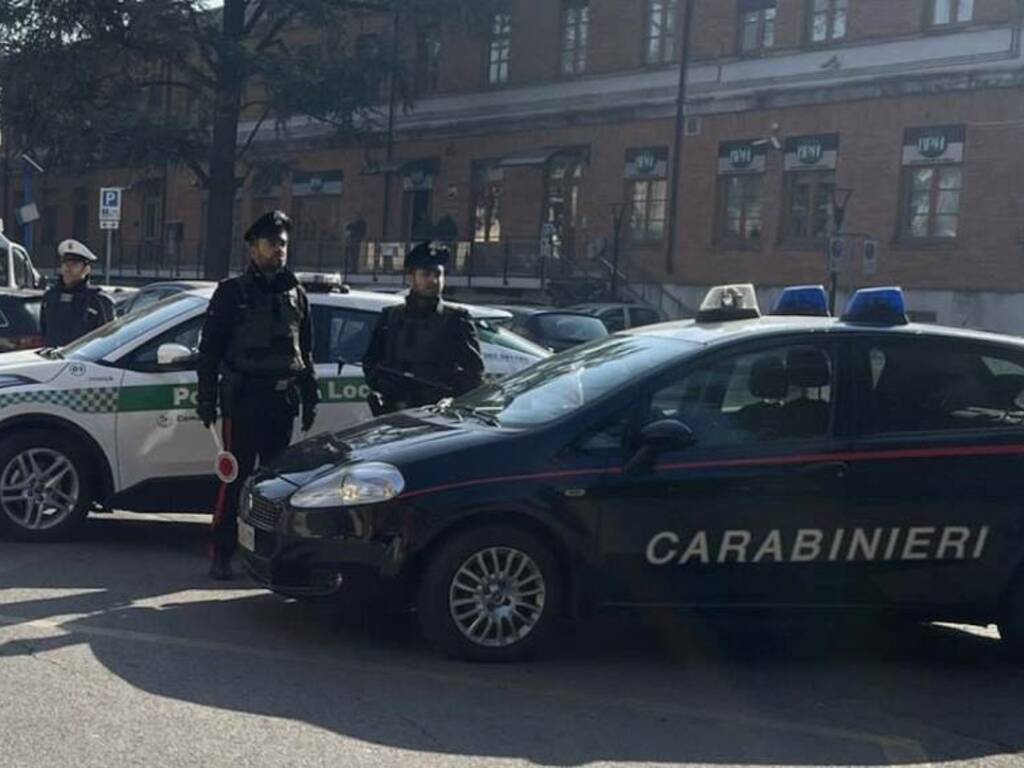 Varedo carabinieri polizia locale truffa dello specchietto