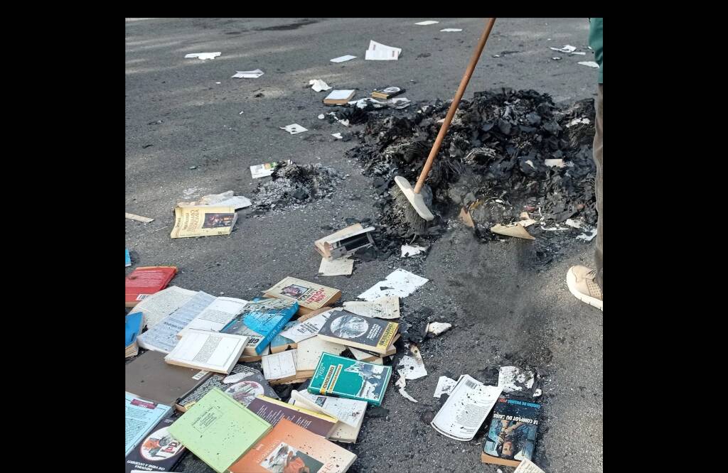 bellusco vandali libri incendiati via rimembranze