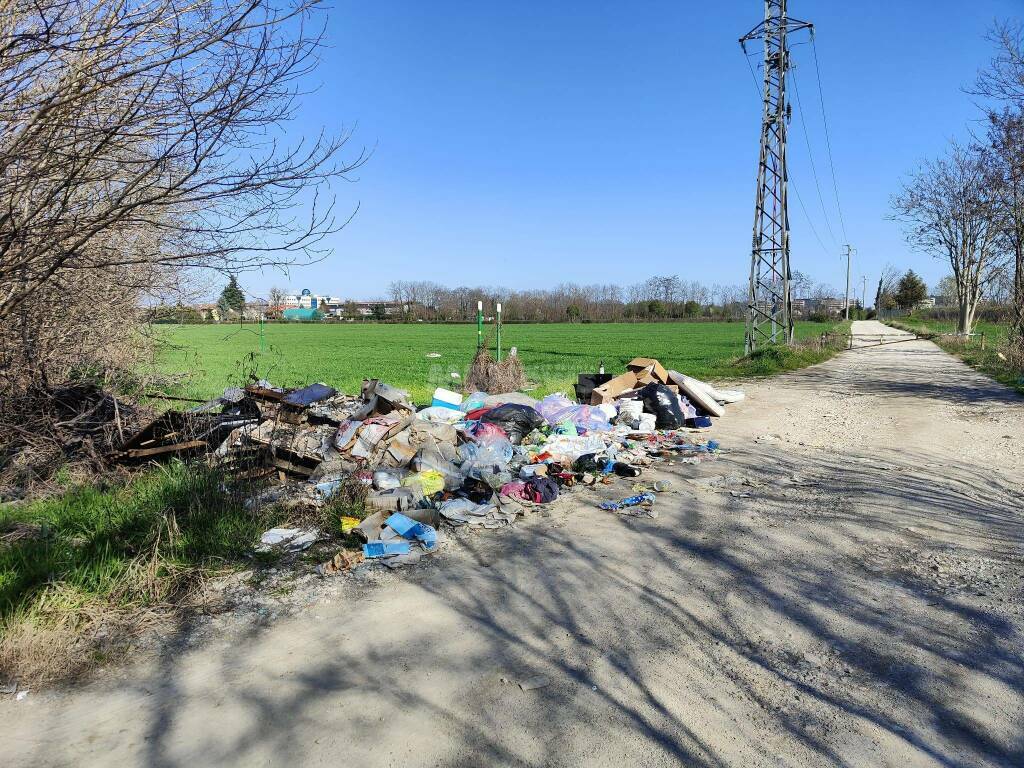 Discarica a cielo aperto Monza mb