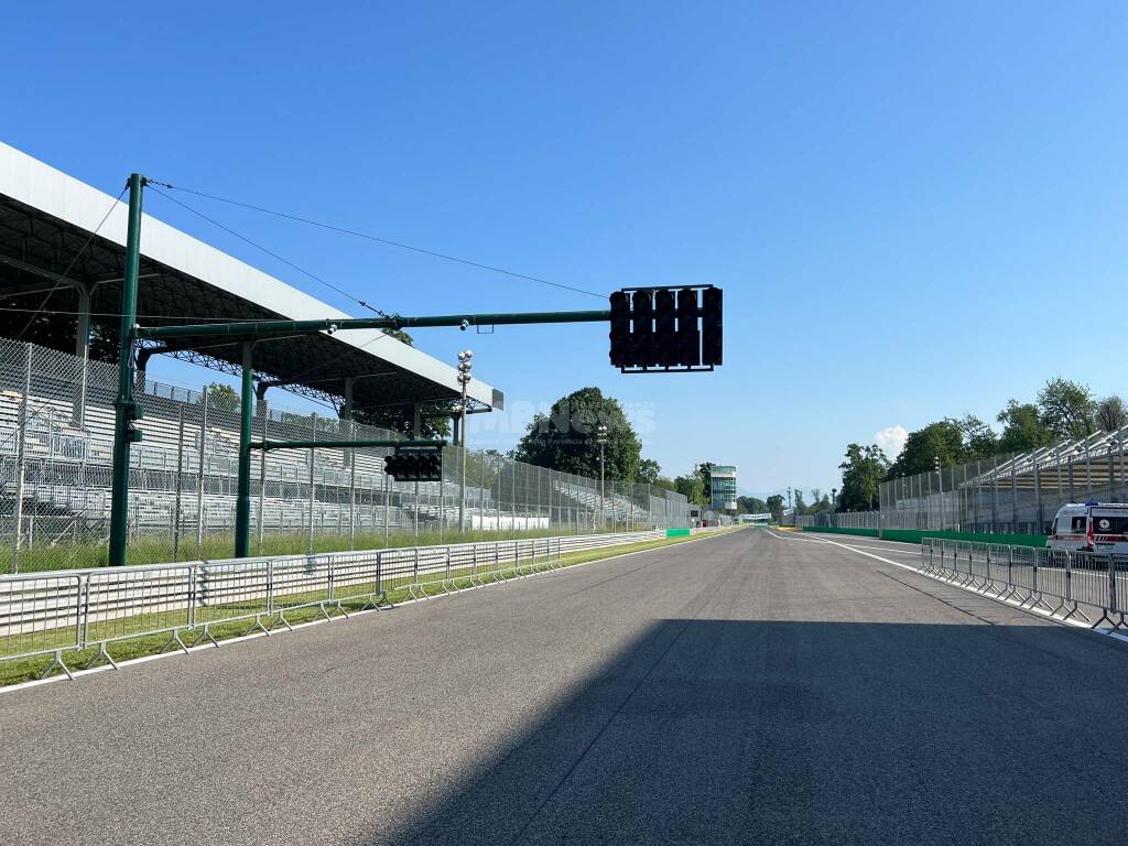Monza race track traffic light exit mb