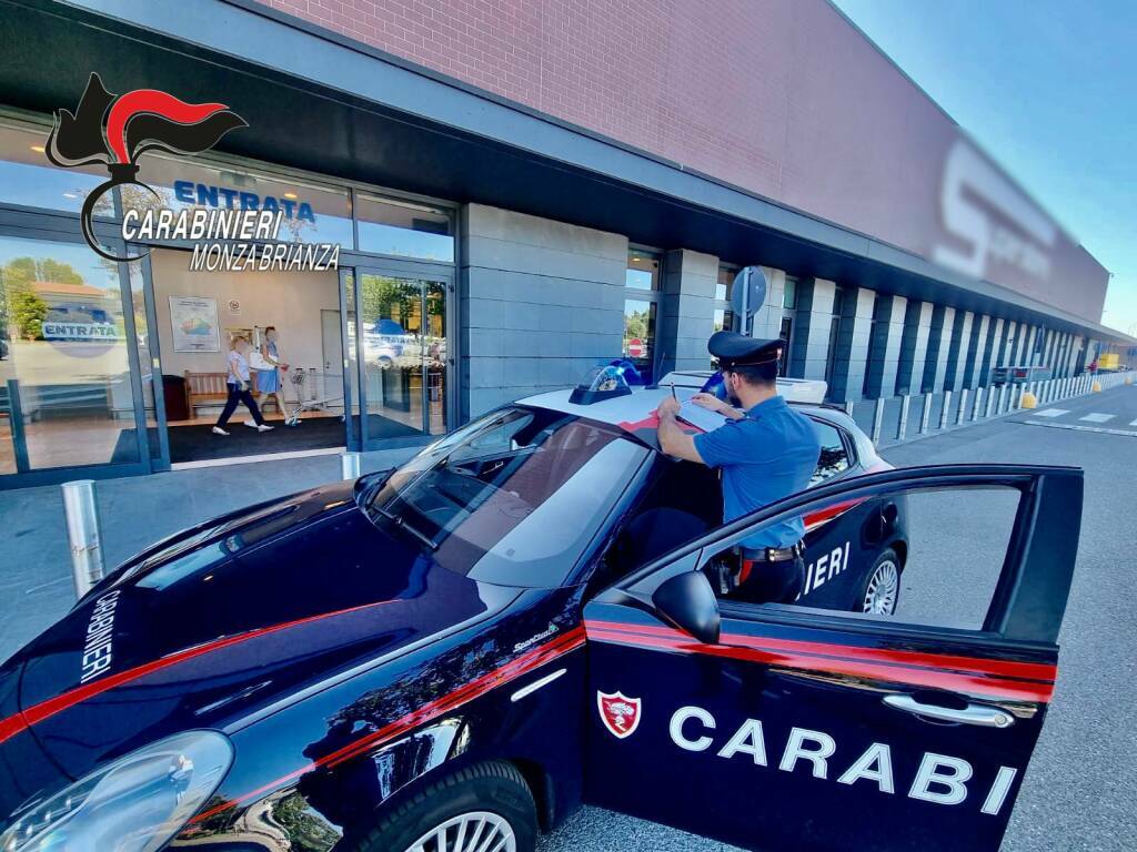 seregno carabinieri Esselunga