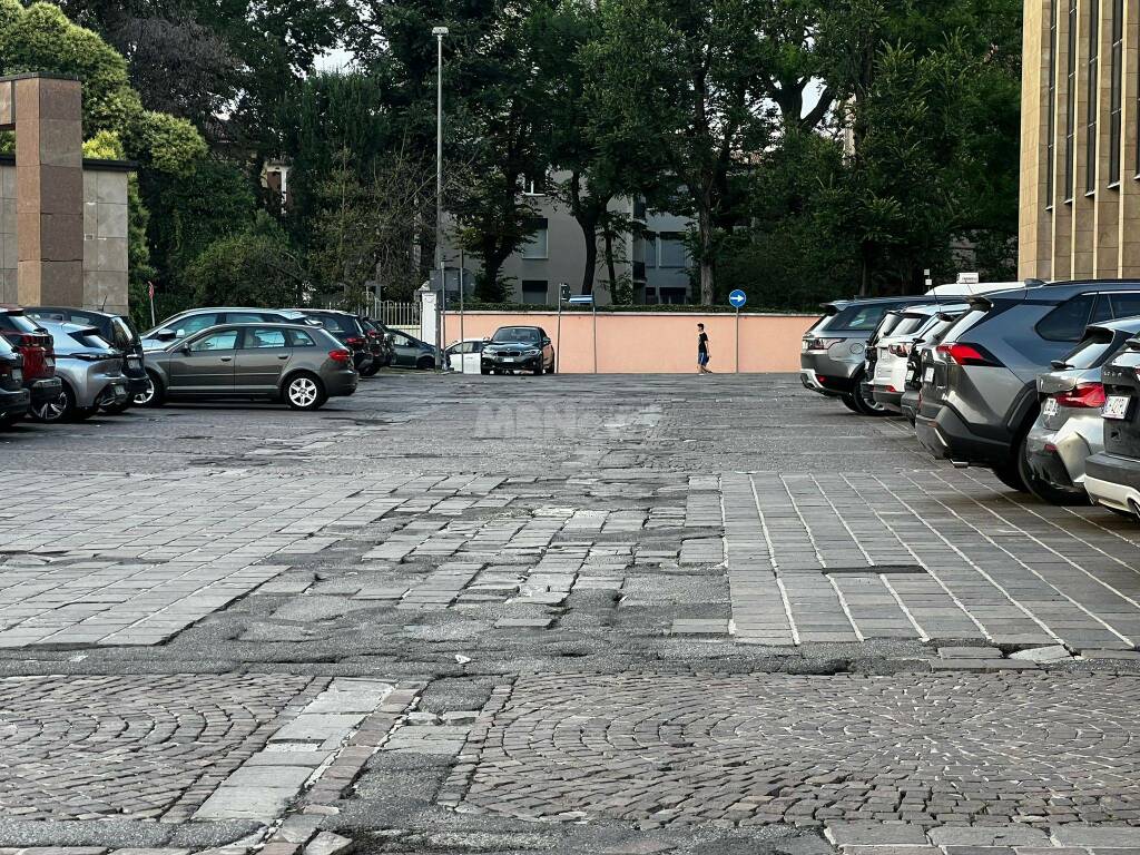 Degrado in piazza Cambiaghi a Monza 