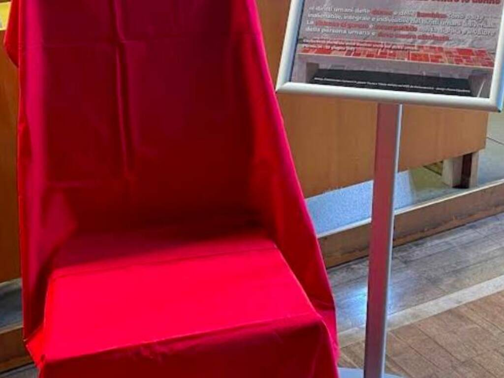sedia rossa consiglio comunale
