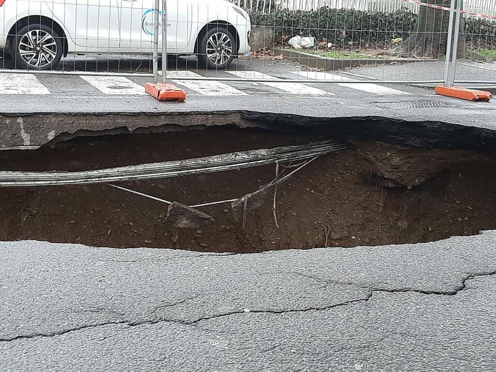 voragine viale Campania monza