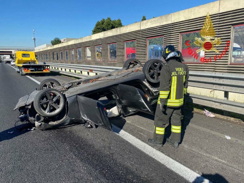 incidente auto ribaltata a4 agrate